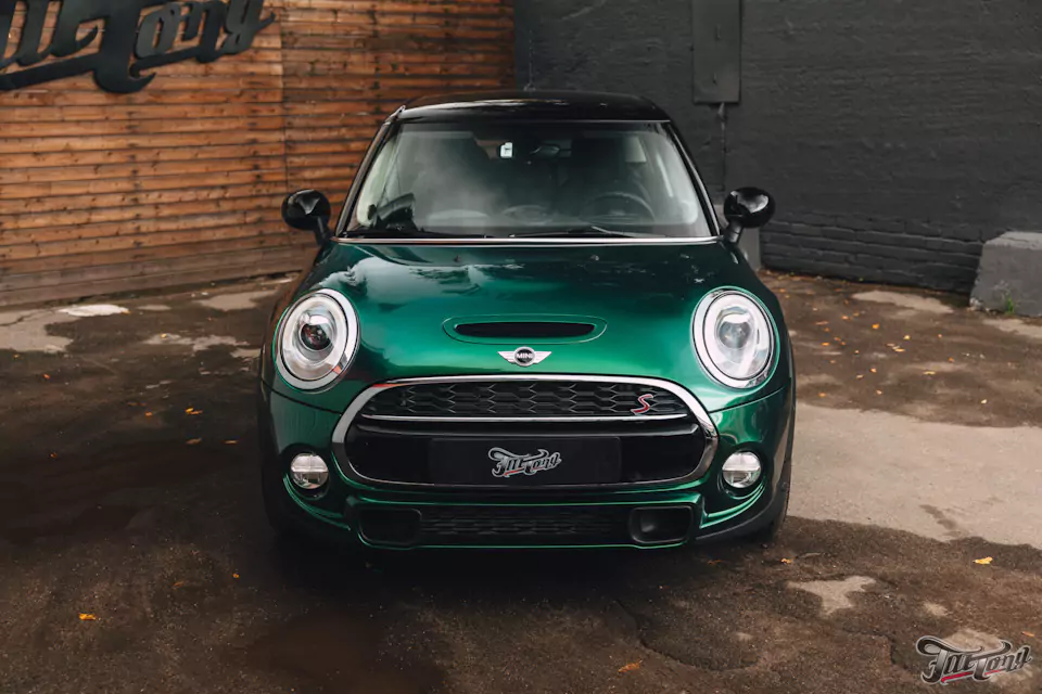 Оклеили Mini Cooper цветным полиуретаном, заменили хромированные детали, окрасили диски и суппорта, выполнили комплекс детейлинг-услуг и техническое обслуживание